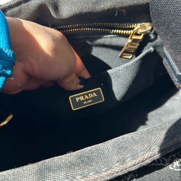 Prada Canada Tote w/ strap 🖤 - Picture 2 of 7